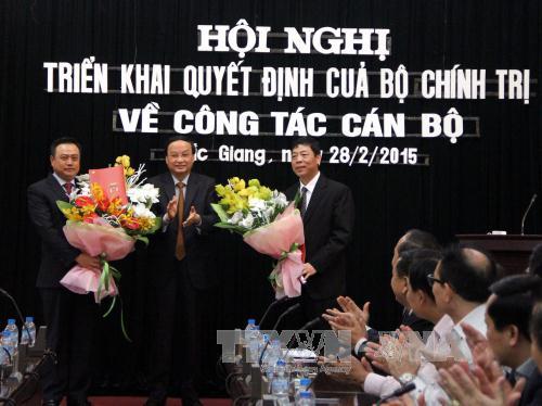 Trao quyết định của Bộ Ch&iacute;nh trị về nh&acirc;n sự tỉnh Bắc Giang