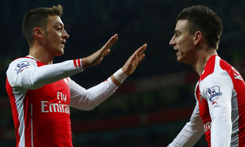 Ozil toả sáng, Arsenal hất cẳng Man Utd khỏi top 4