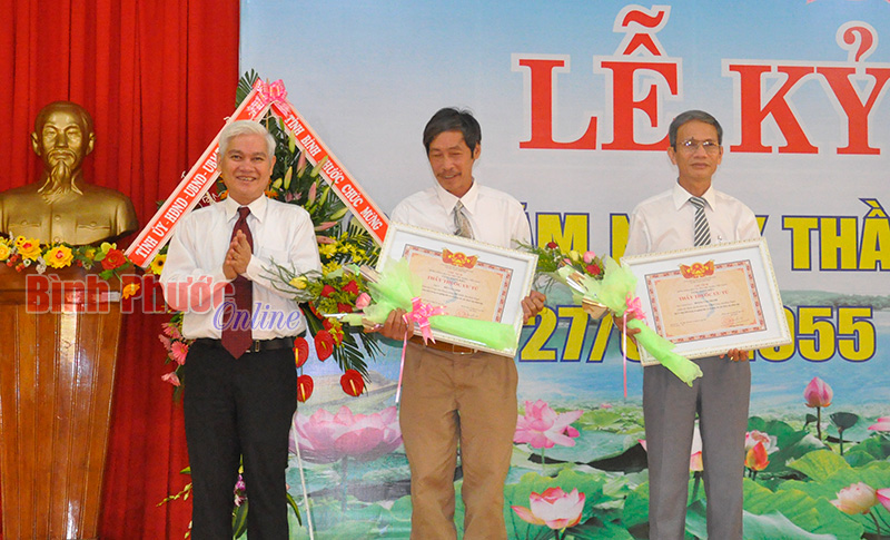 Trao danh hiệu Thầy thuốc ưu t&uacute; cho 2 b&aacute;c sĩ