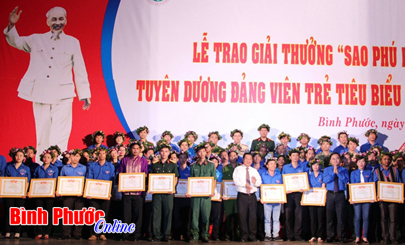 Trao giải thưởng &ldquo;Sao Ph&uacute; Riềng Đỏ&rdquo; v&agrave; tuy&ecirc;n dương 77 đảng vi&ecirc;n trẻ ti&ecirc;u biểu