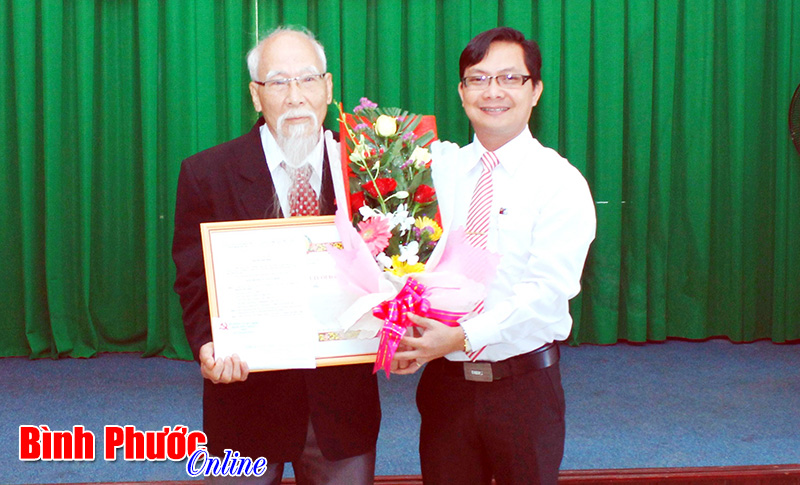 Huyện ủy B&ugrave; Đốp trao huy hiệu Đảng cho 7 đảng vi&ecirc;n l&atilde;o th&agrave;nh