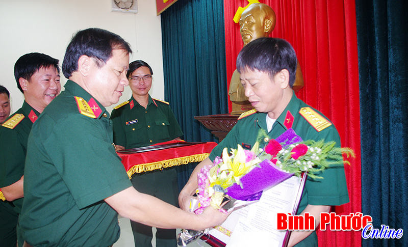 Binh đo&agrave;n 16 trao Huy hiệu 30 năm tuổi đảng cho 2 đại t&aacute;