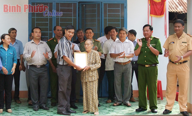 Gia đình bà Nguyễn Thị Dần được tặng nhà tình thương