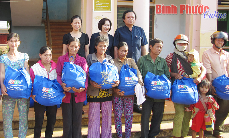 Prudential tặng 100 phần quà cho người nghèo tỉnh Bình Phước