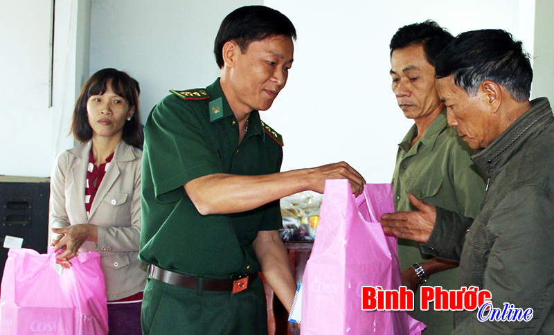 Trung đo&agrave;n 717 chăm lo tết cho người d&acirc;n bi&ecirc;n giới