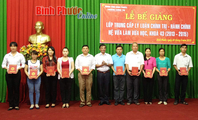 83 học vi&ecirc;n tốt nghiệp trung cấp l&yacute; luận ch&iacute;nh trị - h&agrave;nh ch&iacute;nh