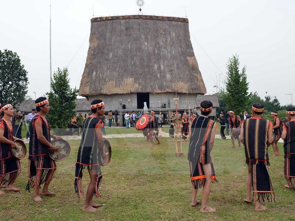 Khách nước ngoài đón Tết trong không gian văn hóa Tây Nguyên