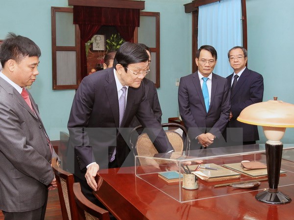 Chủ tịch nước Trương Tấn Sang d&acirc;ng hương tưởng nhớ B&aacute;c Hồ