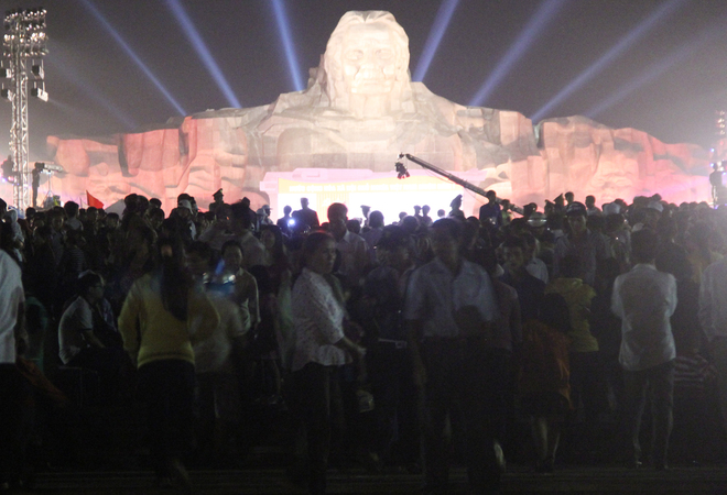 Nghìn người tham quan tượng đài 411 tỷ đồng