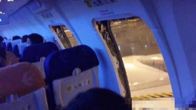 Trung Quốc bắt 25 người trong vụ mở cửa thoát hiểm máy bay