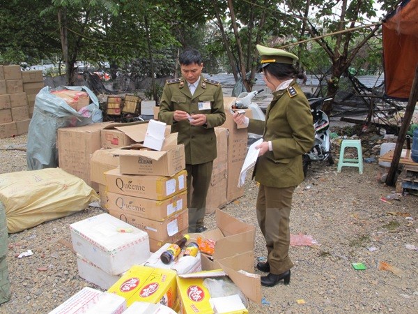 Kiểm tra kho bãi, phát hiện hơn 2.000 mỹ phẩm, đồ chơi trốn thuế