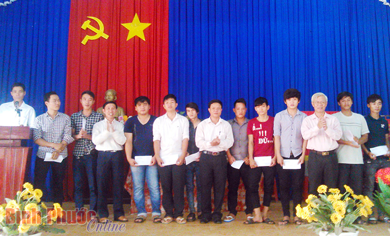 X&atilde; Tiến Th&agrave;nh gặp mặt t&acirc;n binh trước ng&agrave;y l&ecirc;n đường nhập ngũ