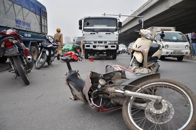 Mất phanh, xe bồn Petrolimex húc tung đám đông chờ đèn đỏ