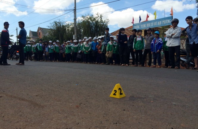 Học sinh lớp 9 đ&acirc;m chết bạn ngay trước cổng trường