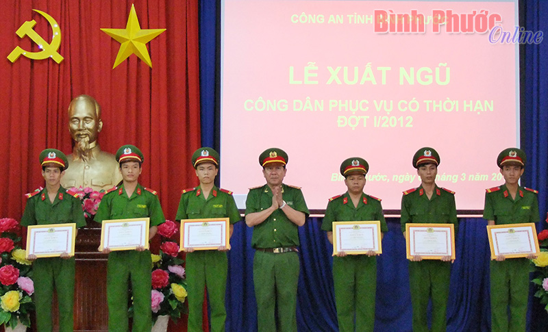 Xuất ngũ 41 chiến sĩ c&ocirc;ng an phục vụ c&oacute; thời hạn đợt I/2012