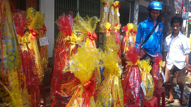 Thật giả lẫn lộn trong giỏ quà tết