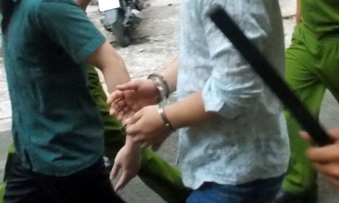 C&ugrave;ng &ldquo;y&ecirc;u&rdquo; b&eacute; g&aacute;i 13 tuổi, 3 trai l&agrave;ng v&agrave;o t&ugrave;