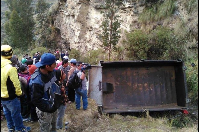 Xe tải chở học sinh lao xuống vực làm 16 người chết ở Peru