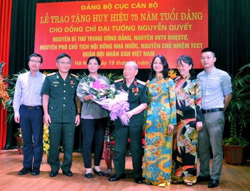 Trao Huy hiệu 75 năm tuổi Đảng tặng Đại tướng Nguyễn Quyết