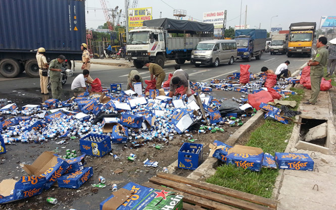 CSGT cùng dân giúp tài xế nhặt bia bị đổ xuống đường