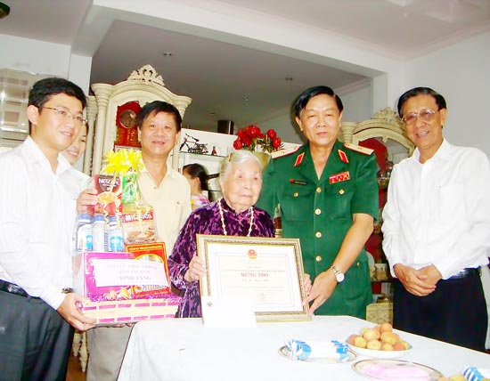 Học B&aacute;c tấm l&ograve;ng v&igrave; d&acirc;n