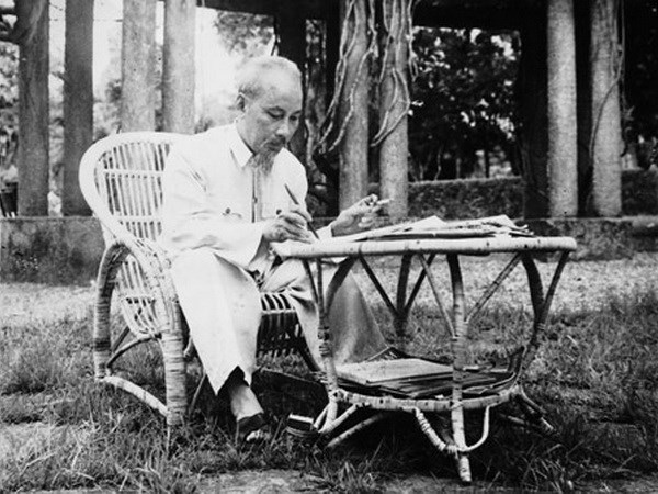 Chủ tịch Hồ Ch&iacute; Minh: Anh h&ugrave;ng d&acirc;n tộc, Danh nh&acirc;n thế giới