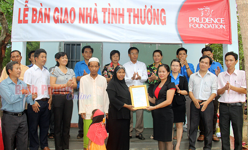 Báo Bình Phước phối hợp Bảo hiểm nhân thọ Prudential trao nhà tình thương