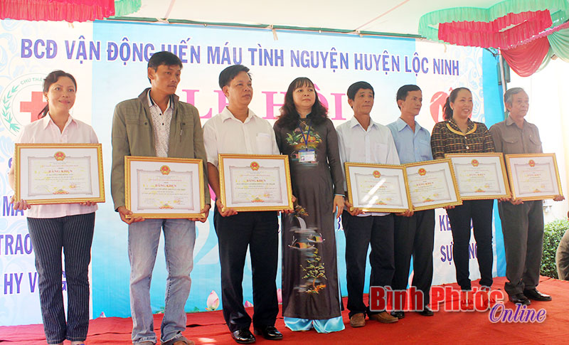 Lộc Ninh tuyên dương tập thể, cá nhân và gia đình hiến máu nhân đạo 