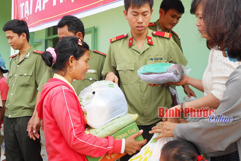 Tuổi trẻ C&ocirc;ng an Đồng Ph&uacute; học v&agrave; l&agrave;m theo B&aacute;c