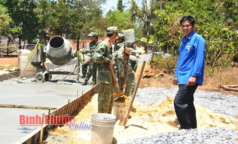 Hai cán bộ đoàn người dân tộc thiểu số tiêu biểu