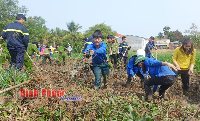 Thanh niên Đồng Xoài làm đẹp thị xã