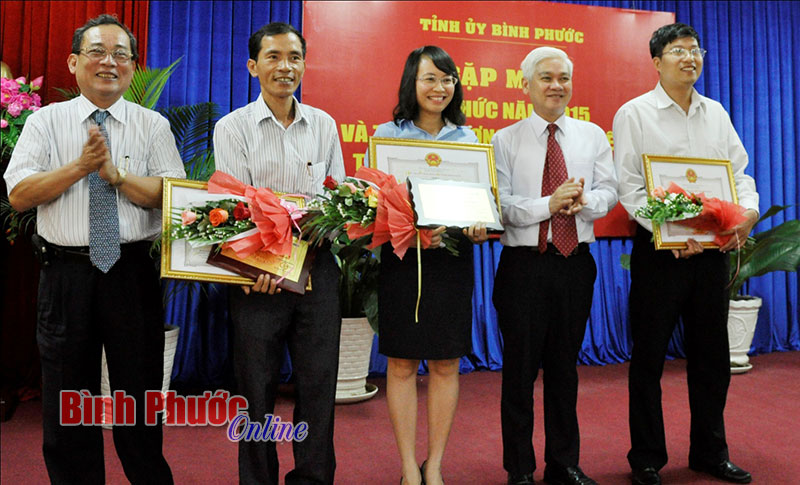 Tuyên dương 33 tiến sĩ, thạc sĩ tốt nghiệp đạt loại xuất sắc năm 2015