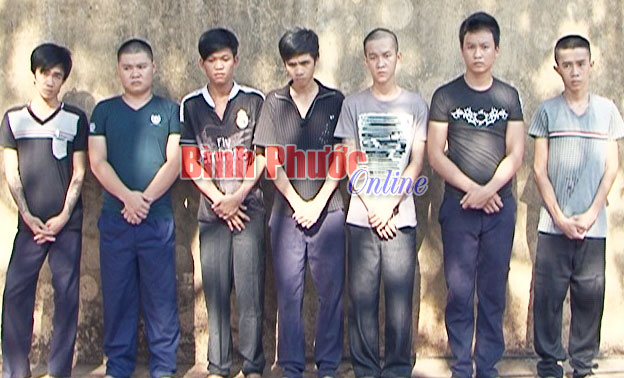 Bắt nh&oacute;m thanh ni&ecirc;n đ&ograve;i bảo k&ecirc; qu&aacute;n c&agrave; ph&ecirc;