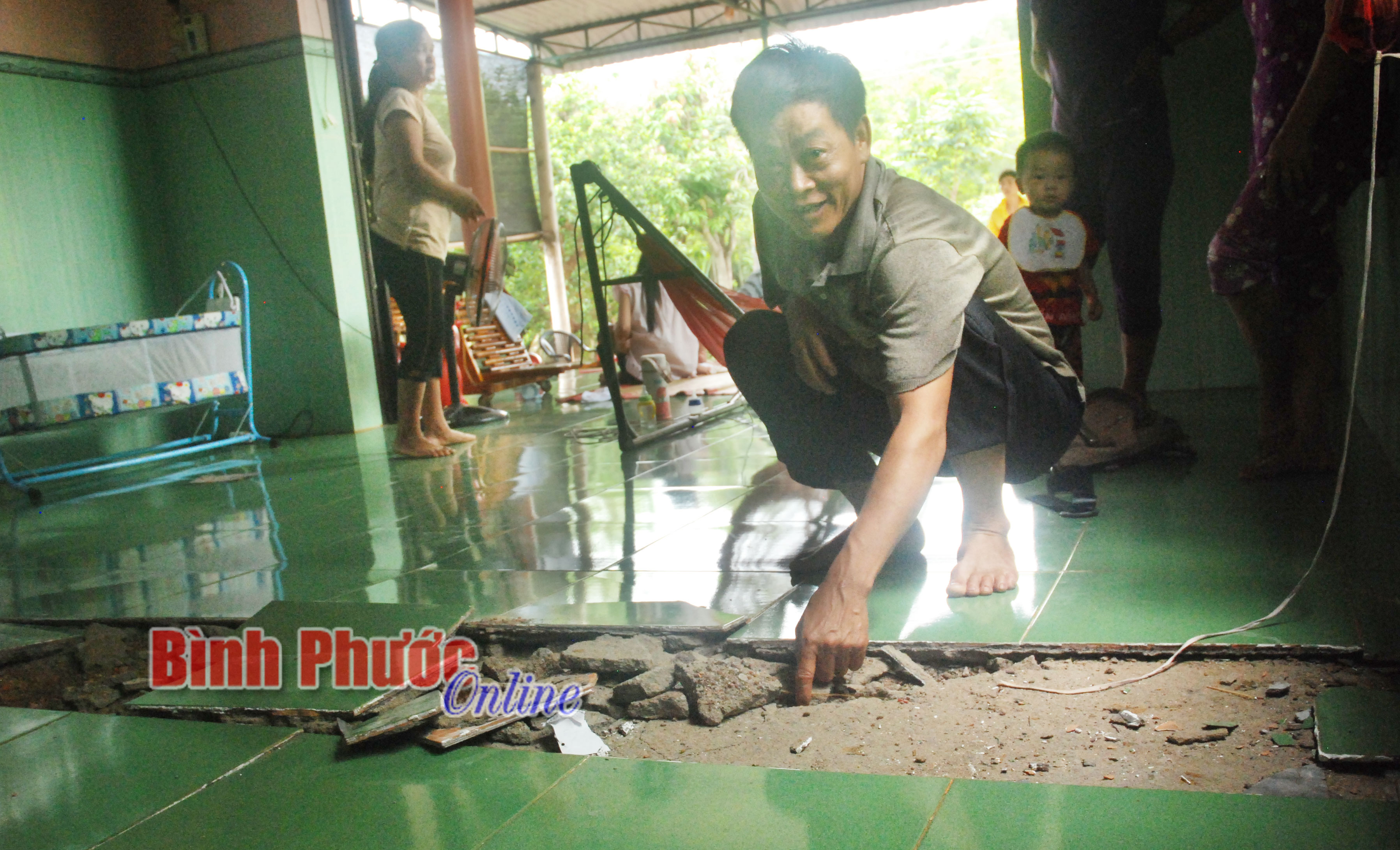 Nền nhà tự động đội lên