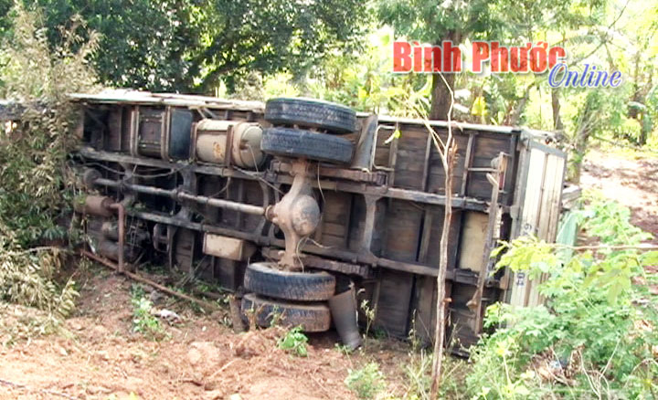 Tai nạn làm lật xe chở mủ cao su