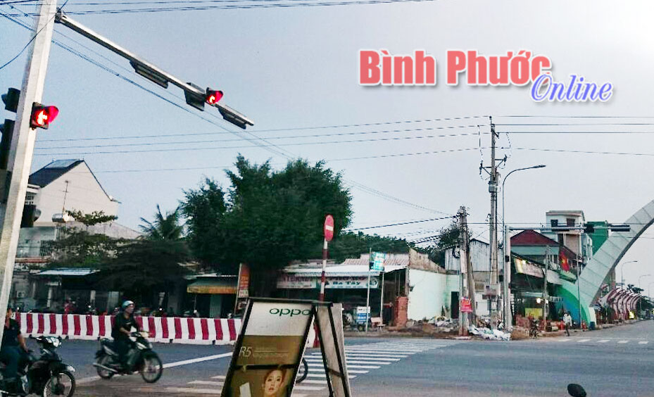 Đã lắp đặt đèn báo giao thông ở cổng Khu công nghiệp Minh Hưng III