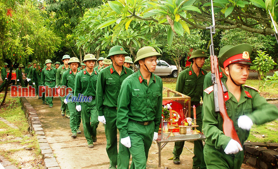 Chạy đua với thời gian để t&igrave;m kiếm, quy tập h&agrave;i cốt liệt sĩ