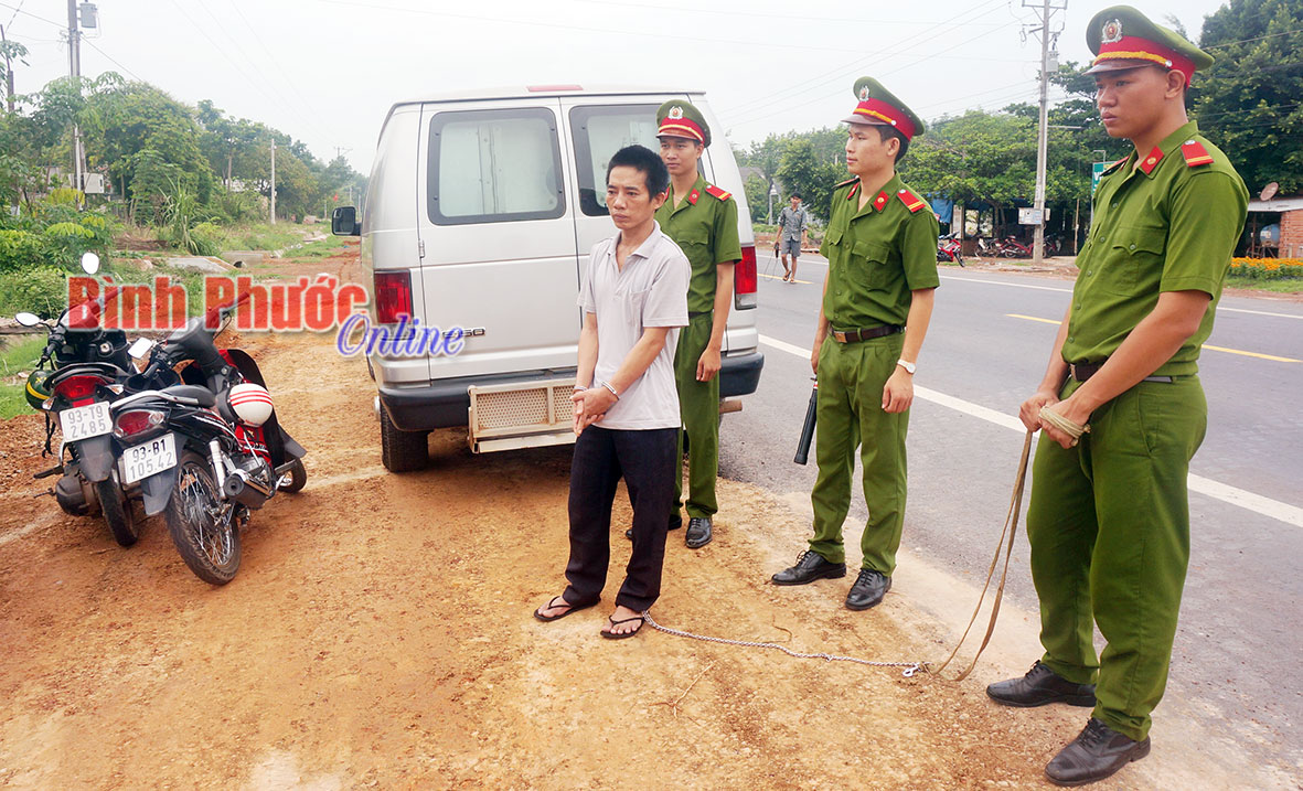 Thực nghiệm điều tra vụ si&ecirc;u trộm &ldquo;ăn h&agrave;ng&rdquo; &ocirc;t&ocirc; xịn tại Chơn Th&agrave;nh