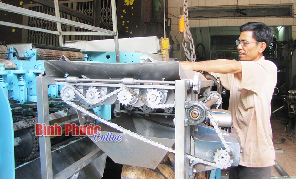 “Kỹ sư làng” chế tạo thành công máy bóc tách hạt điều