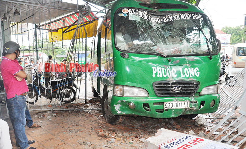 Xe mất thắng lao vào nhà dân