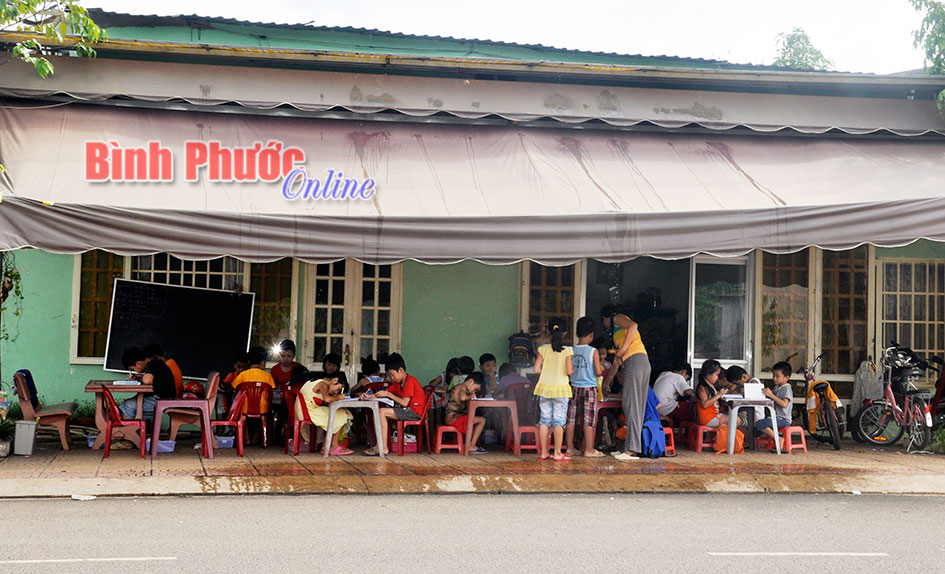 Cô giáo nghiệp dư mở lớp học trên vỉa hè