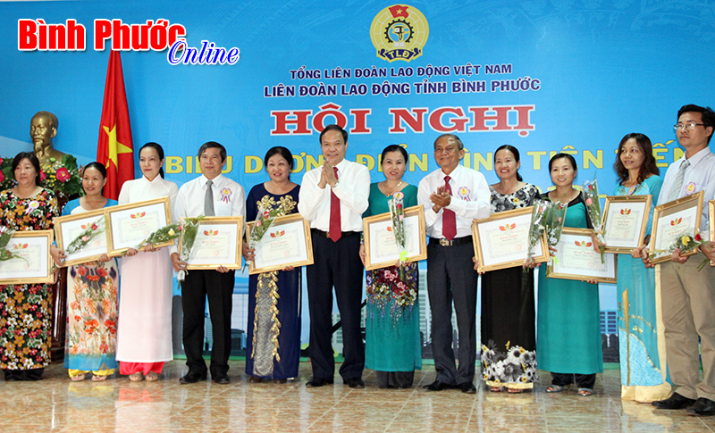 Biểu dương điển h&igrave;nh ti&ecirc;n tiến trong CNVC-LĐ to&agrave;n tỉnh giai đoạn 2010-2015