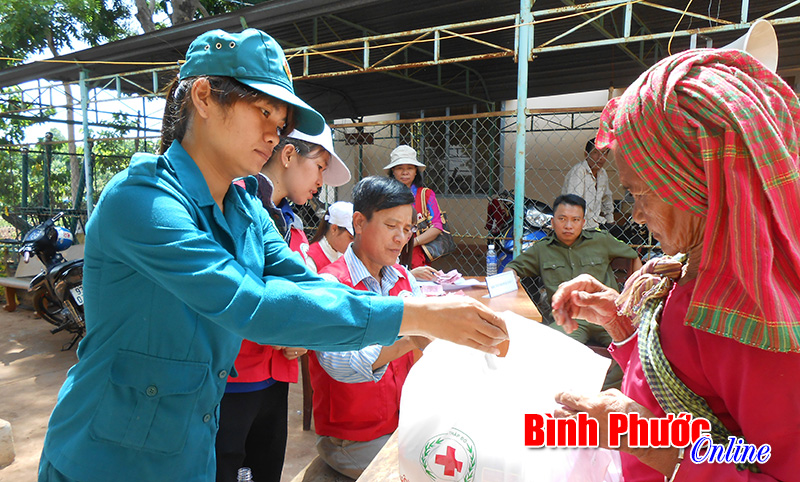 Bộ đội biên phòng tổ chức khám bệnh và tặng bò cho đồng bào nghèo