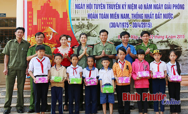 Ngày hội tuyên truyền luật và biển, đảo; sân chơi văn hóa đọc