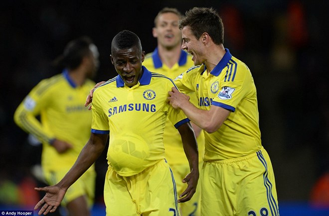 Chelsea chạm tay vào chức vô địch, Real bám đuổi Barca