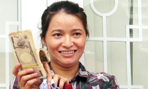 Cơ quan thuế lúng túng với 5 triệu yen của chị ve chai