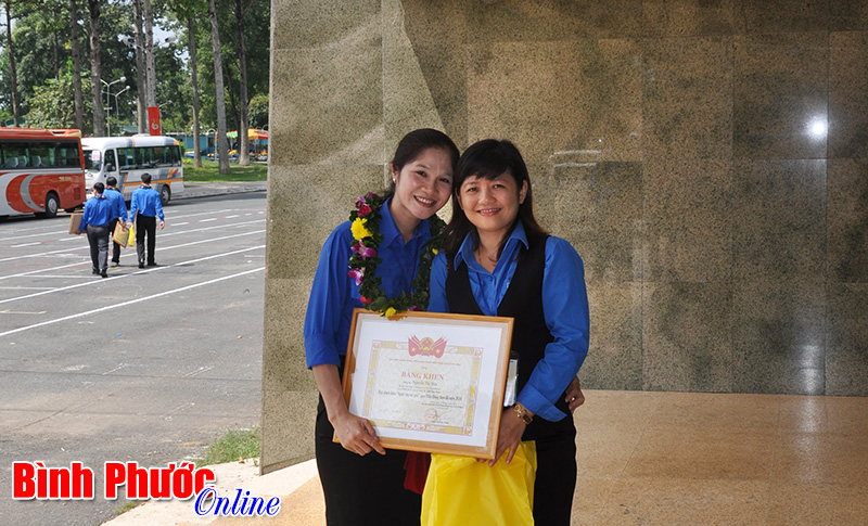 Chị Nguyễn Thị H&ograve;a - C&aacute;n bộ đo&agrave;n giỏi việc n&ocirc;ng trường, năng nổ với phong tr&agrave;o