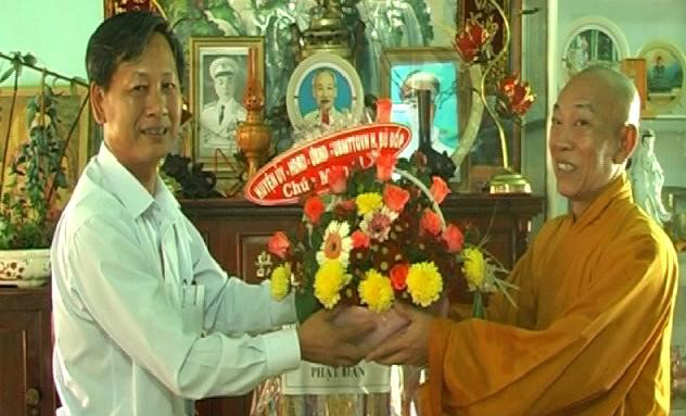 L&atilde;nh đạo huyện B&ugrave; Đốp thăm, ch&uacute;c mừng chức sắc t&ocirc;n gi&aacute;o nh&acirc;n lễ Phật đản