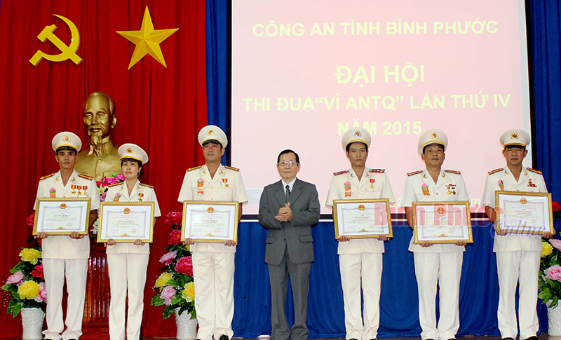 C&ocirc;ng an tỉnh tuy&ecirc;n dương 105 tập thể v&agrave; c&aacute; nh&acirc;n điển h&igrave;nh 