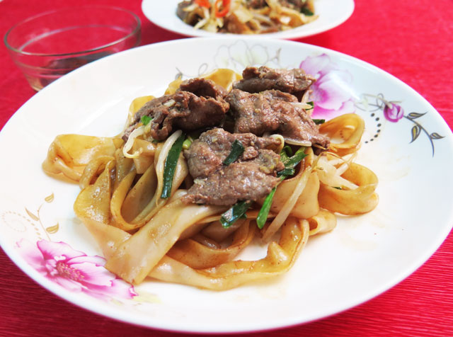 Bữa s&aacute;ng ngon với phở x&agrave;o thịt b&ograve;